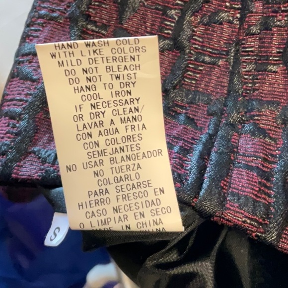 Black and Red Blazer with Tailored Silhouette and Stand-Up Collar - Picture 8 of 9